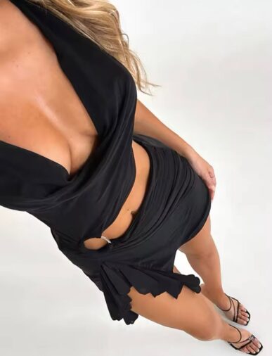 Vestido negro corto con drapeado - Imagen 2